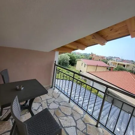 Apartamento Xhovi 2 *