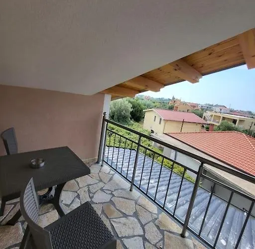 Apartament Xhovi 2 *