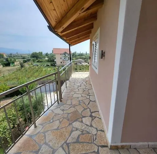 Xhovi 2 Apartament *